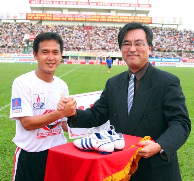 Năm 2005 và 2006, Minh Phương đã giành được 2 chức VĐQG cùng CLB Đồng Tâm Long An. Đồng thời, anh còn giành luôn cả một chiếc Cup QG và Siêu Cup Quốc gia vào hai năm đó. Ảnh: Quang Minh